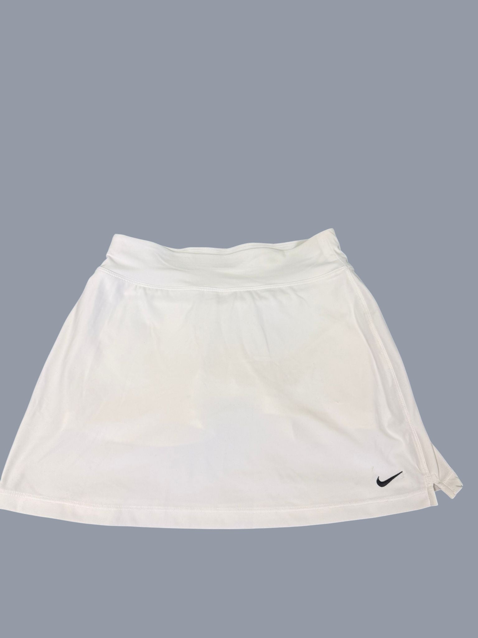 White Nike tennis skirt for women, size XS, with black Swoosh logo. Lightweight and breathable fabric.