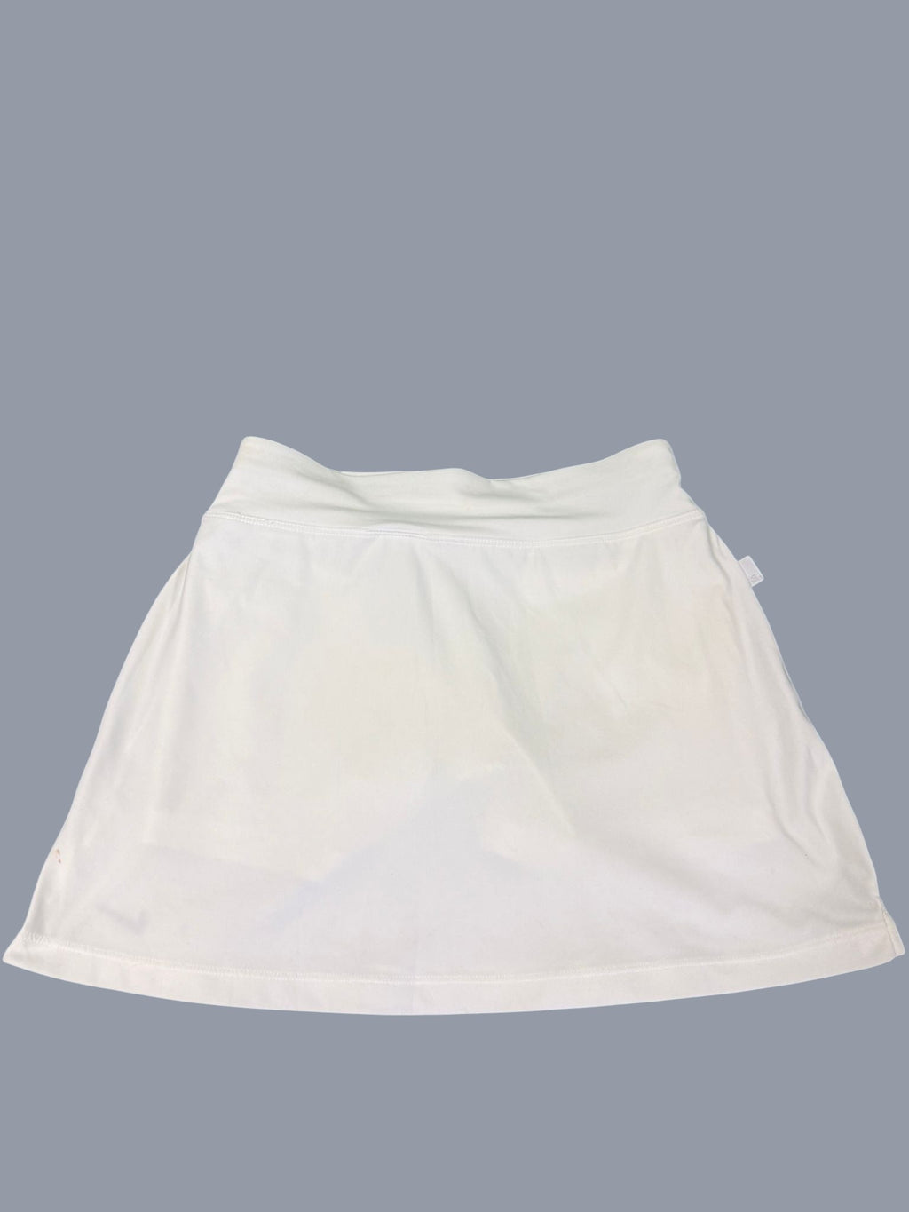 White Nike tennis skirt for women, size XS, with a wide waistband and black Swoosh logo.