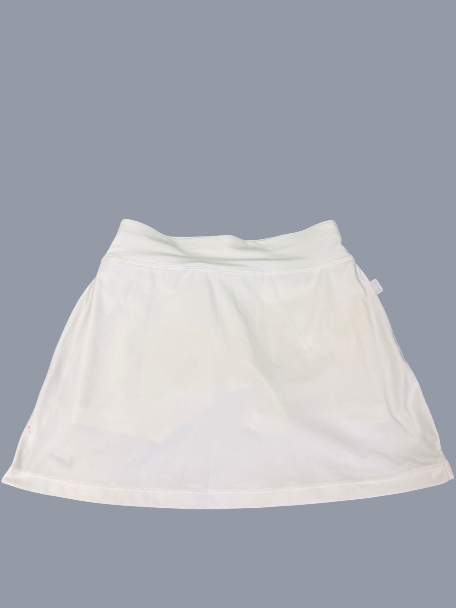 White Nike tennis skirt for women, size XS, with a wide waistband and black Swoosh logo.