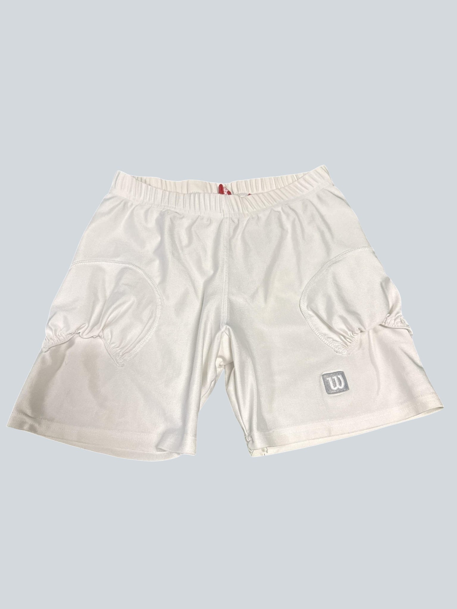 Wilson white tennis shorts with elastic waistband and side pockets. Ideal for performance and comfort on the court.