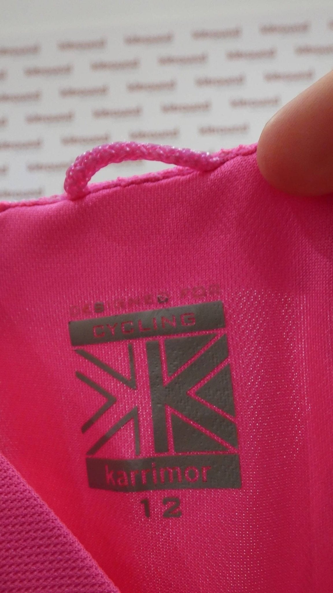 kitround women's short-sleeved cycling jersey in bright pink with short zip and three back pockets.