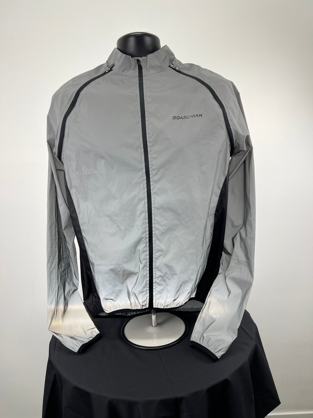 Front view of Men’s Boardman grey reflective cycling jacket in size large