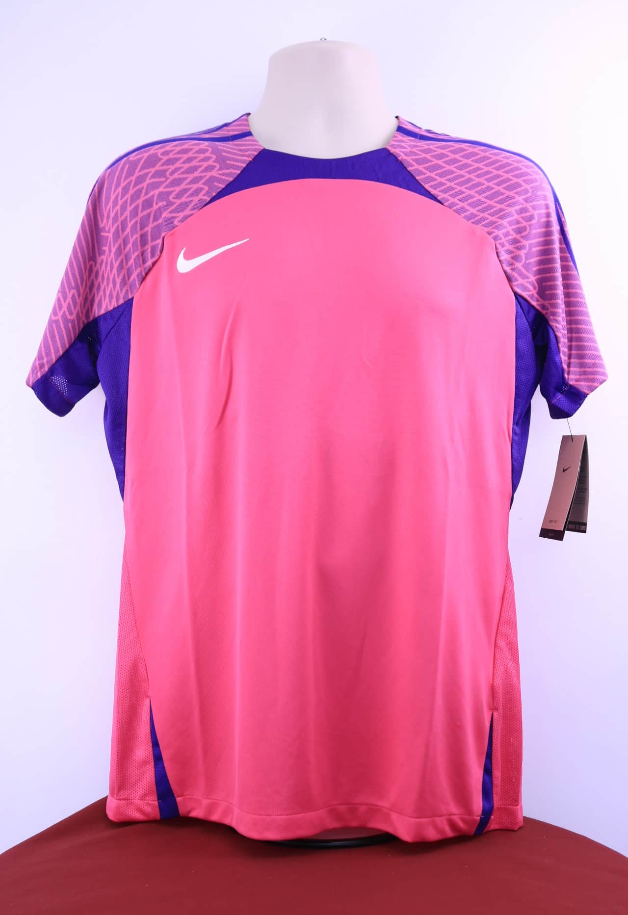 Men's Nike Slim Fit T-Shirt/Football Top - kitround Youth Sport Trust product