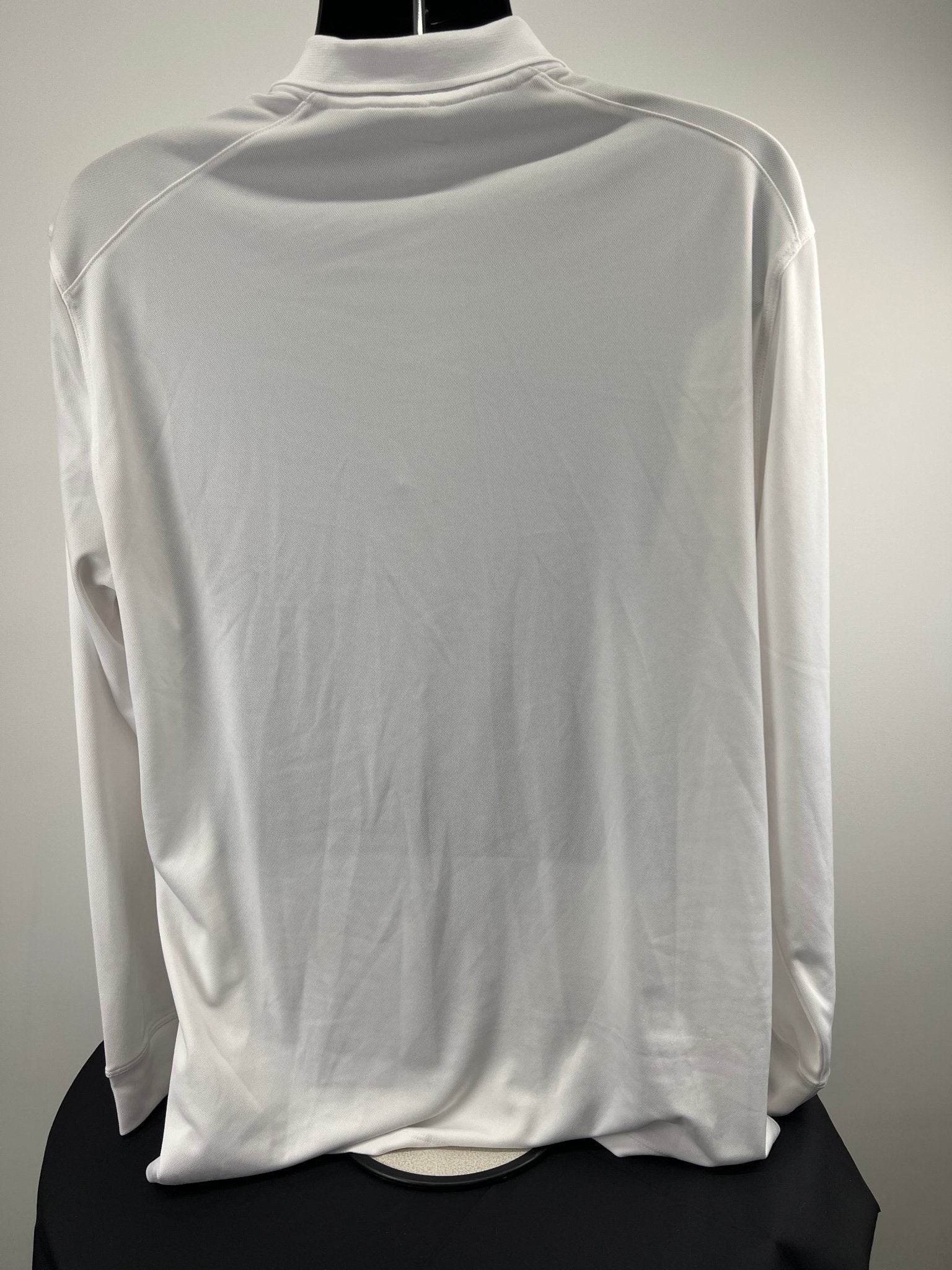 Back view of men’s white Nike long sleeve polo size XL