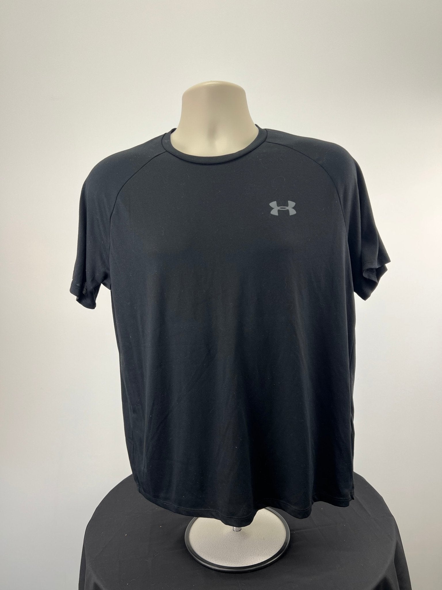 Front view of Under Armour black tech tee in size medium displayed on a mannequin