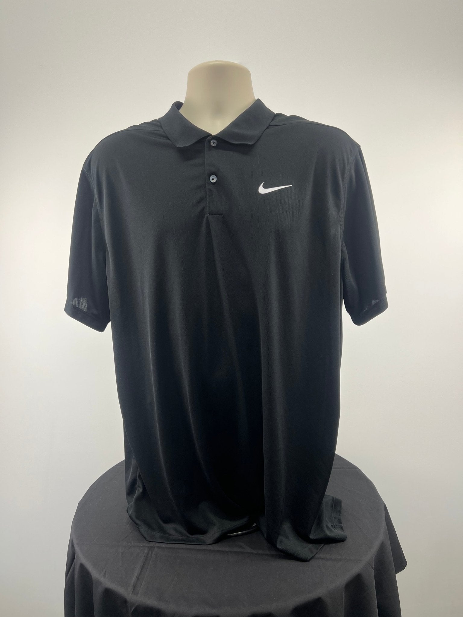 Front view of black Nike Dri-FIT short sleeve golf polo shirt in XL on mannequin