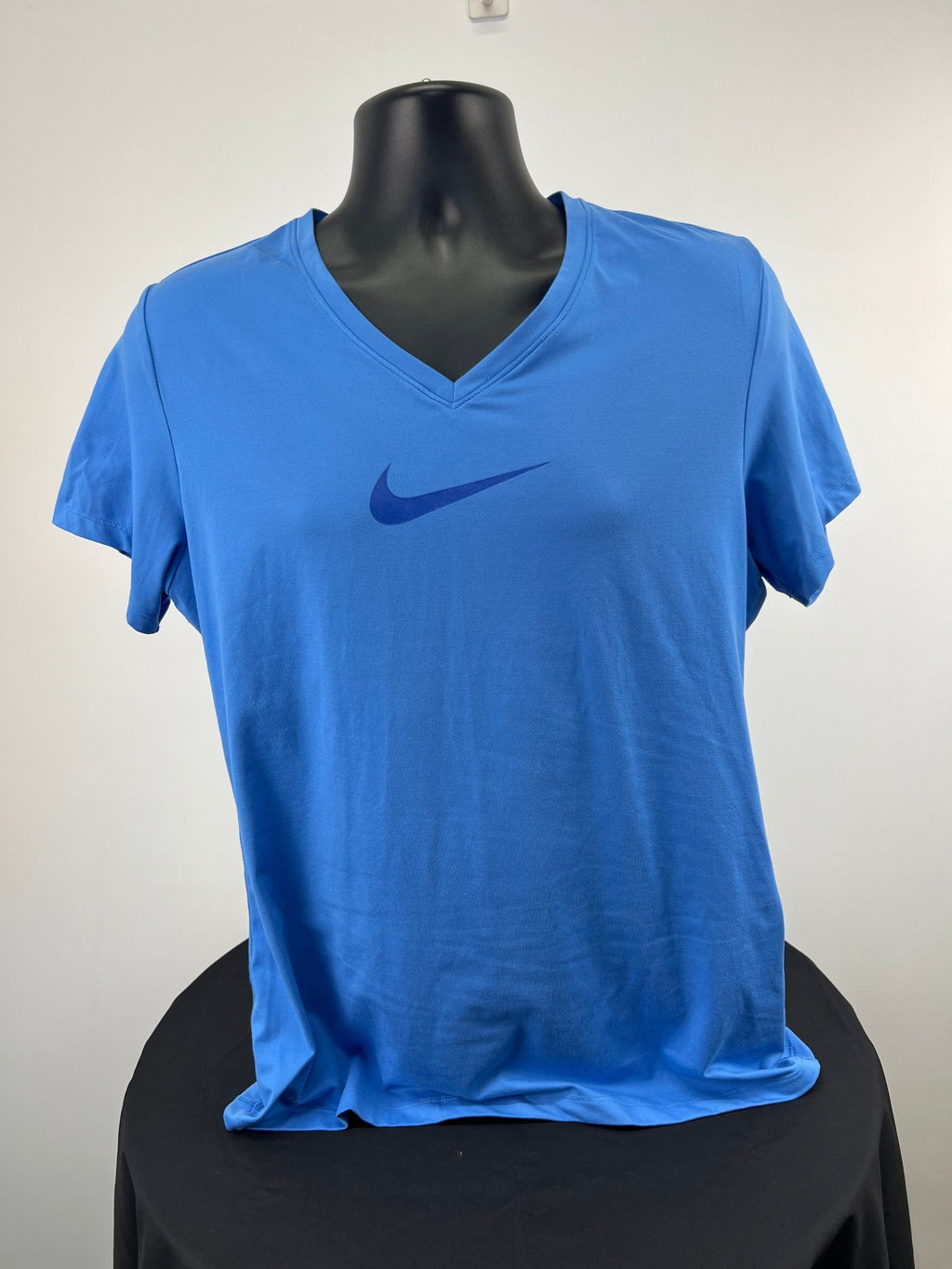 Front view of blue Nike Dri-FIT V-neck T-shirt XL on mannequin