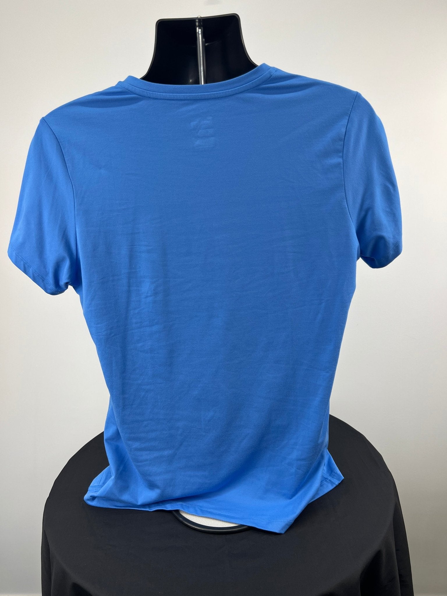 Back view of blue Nike Dri-FIT V-neck T-shirt XL on mannequin