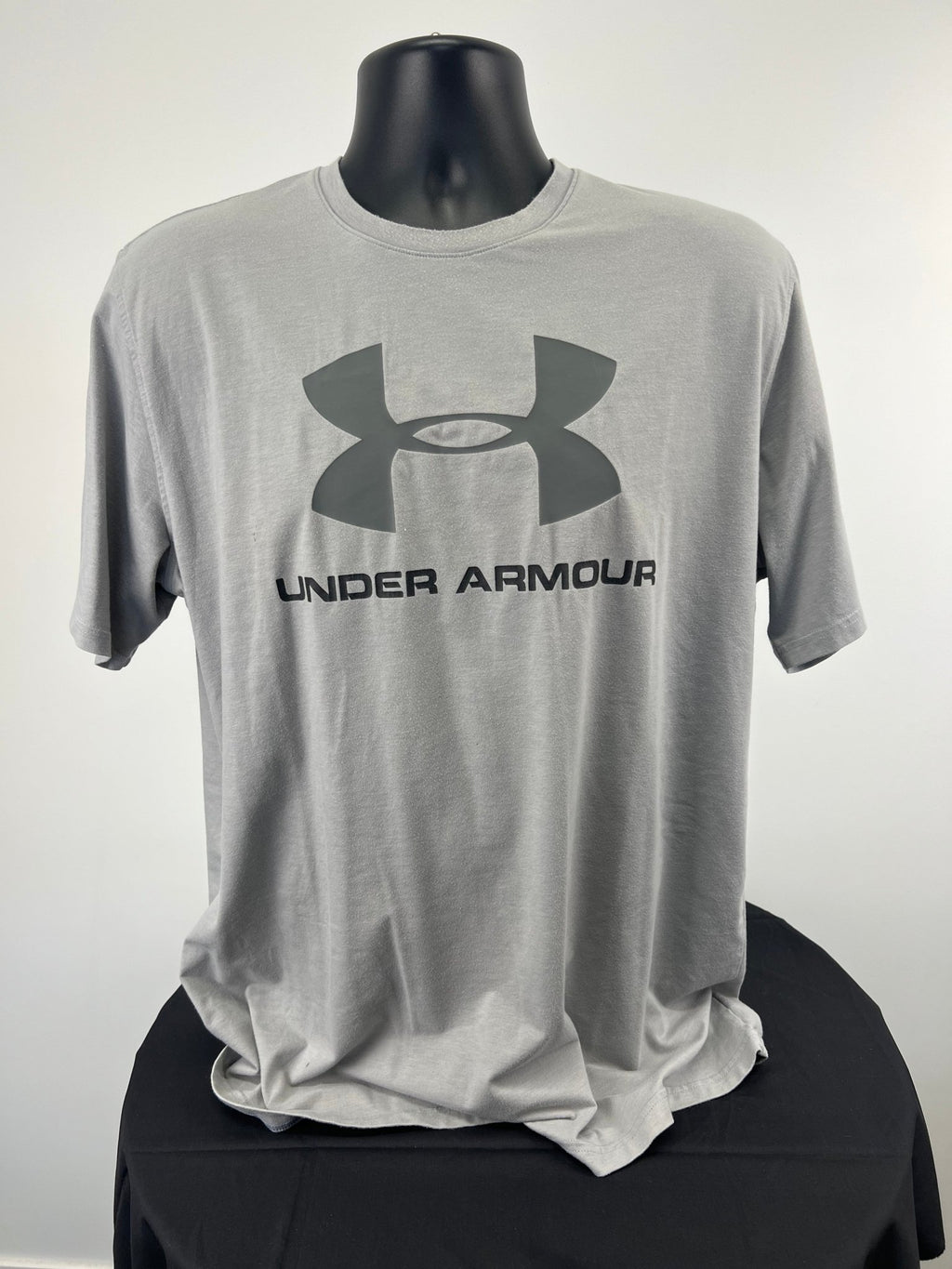 Front view of grey Under Armour loose fit t-shirt XL with large logo