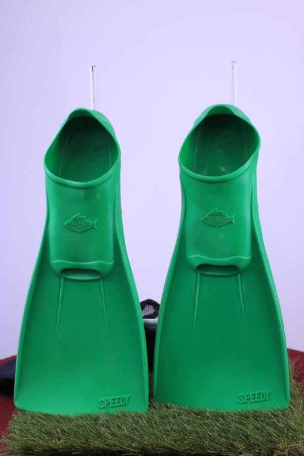 Pair of Kids Flippers in Drawstring Bag - Image 2